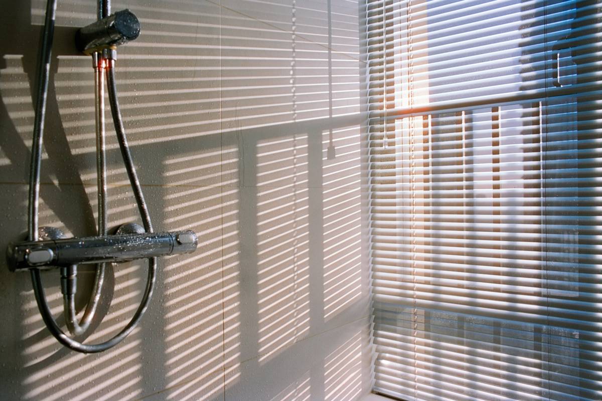 Diagram showing types of shower head connections including NPT and BSP threaded fittings with measurement labels